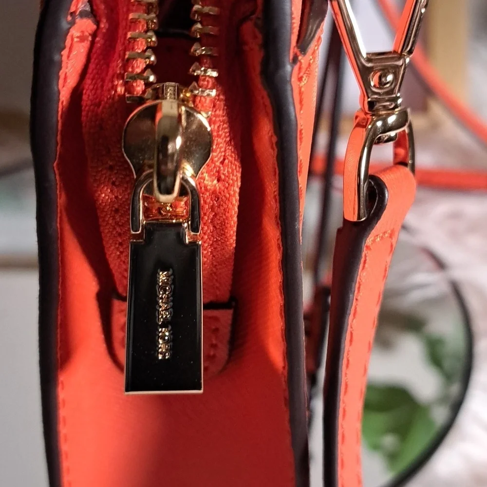 Michael Kors NWOTs Sheila Small East West Top Zip Shoulder Bag - Picture 5 of 8